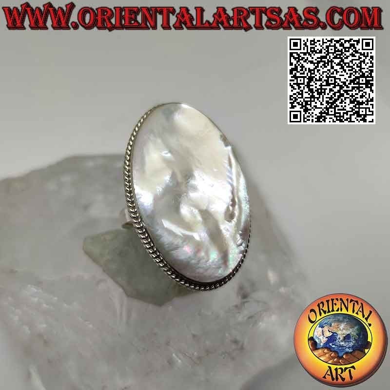 Bague en argent avec grosse nacre ovale entourée d'un tissage dense (réglable)