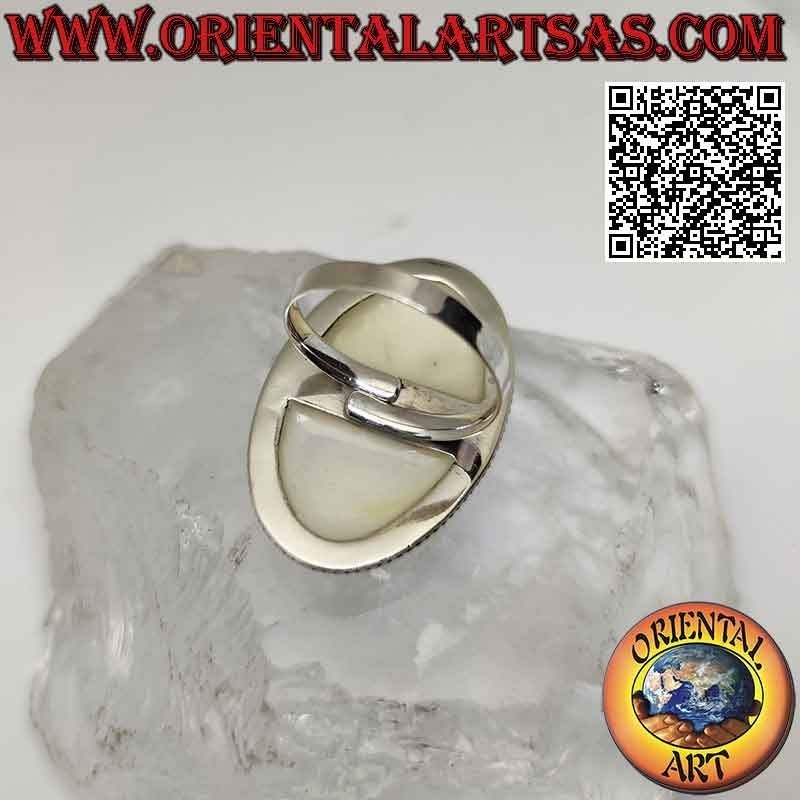 Anello in argento con grande madreperla ovale contornata da intreccio fitto (regolabile)