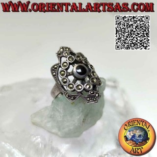 Anello in argento con onice tonda contornata da cerchio di marcassite su montatura traforata