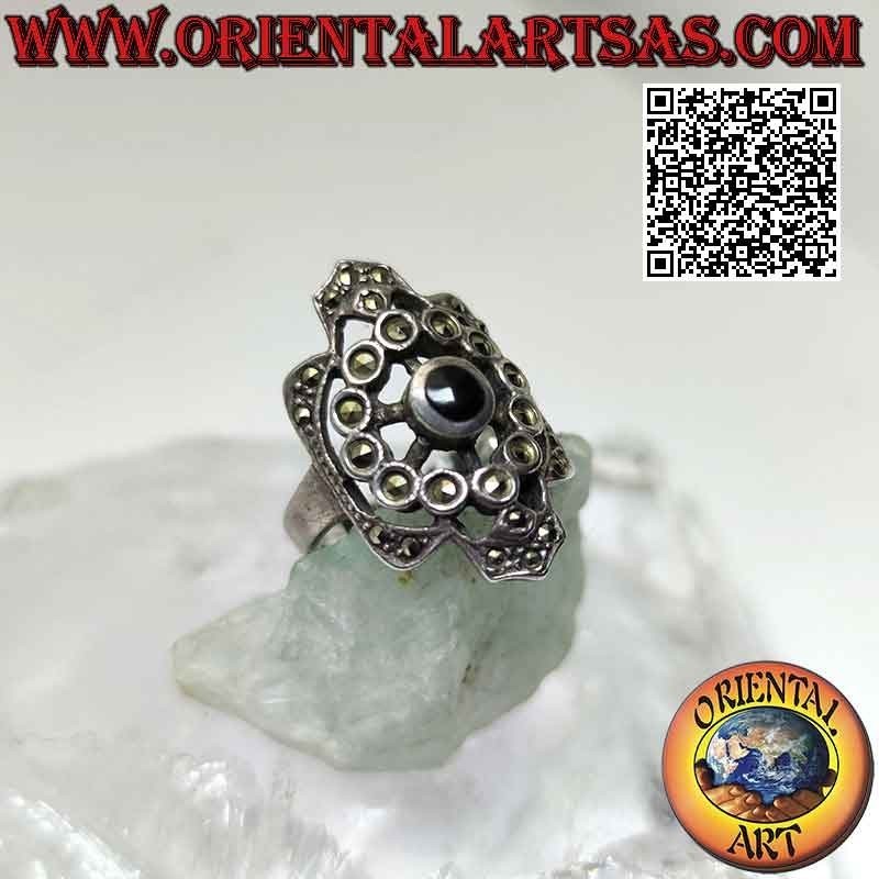 Bague en argent avec onyx rond entouré d'un cercle de marcassite sur une monture ajourée