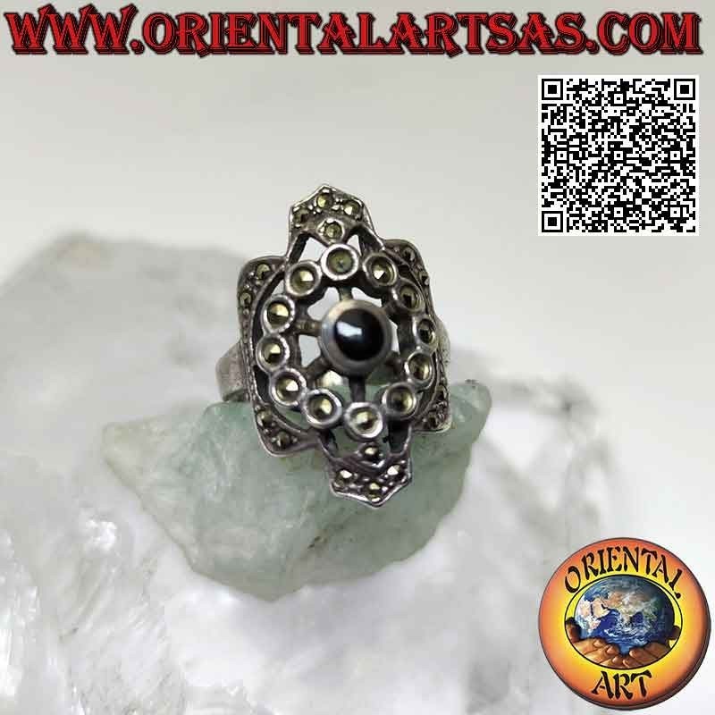 Bague en argent avec onyx rond entouré d'un cercle de marcassite sur une monture ajourée
