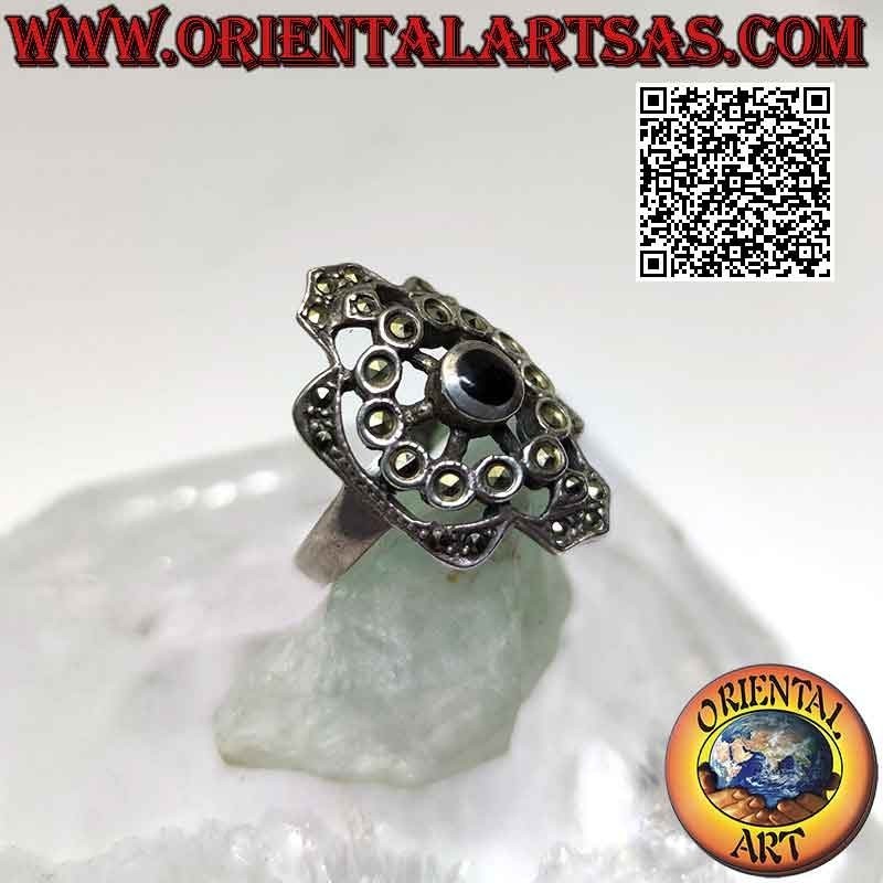 Silberring mit rundem Onyx, umgeben von einem Kreis aus Markasit auf perforierter Fassung