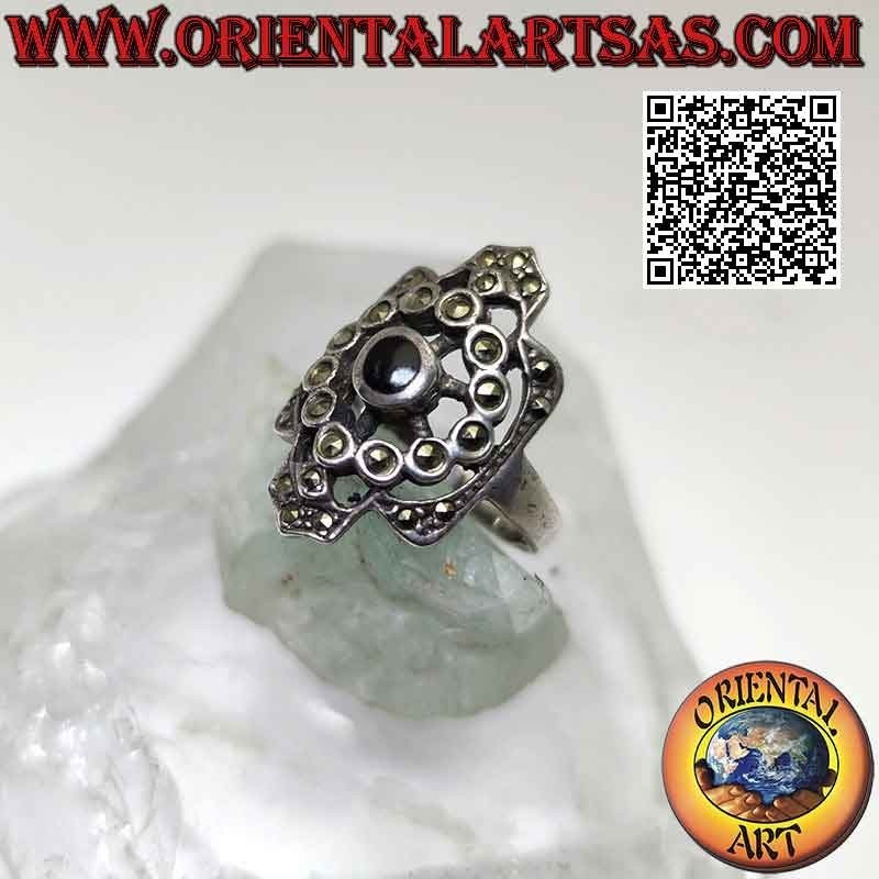 Anello in argento con onice tonda contornata da cerchio di marcassite su montatura traforata