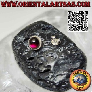 Mini orecchino in argento, granato tondo naturale cabochon con cornice puntinata