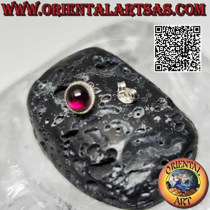 Mini-Ohrring aus Silber, natürlicher runder Granat-Cabochon mit gepunktetem Rahmen