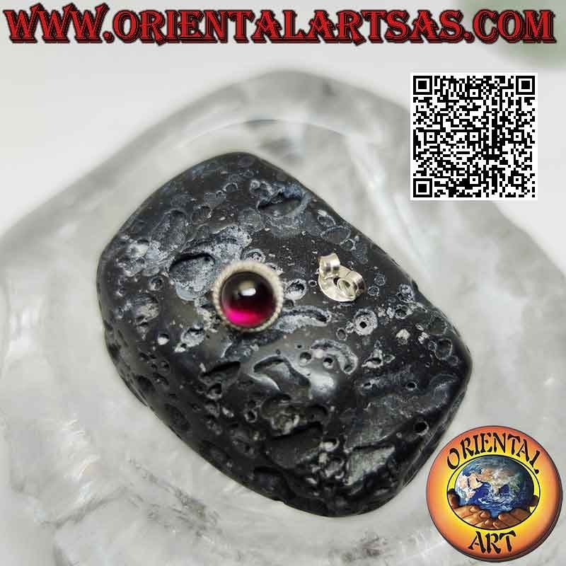 Mini boucle d'oreille en argent, cabochon grenat rond naturel avec monture pointillée
