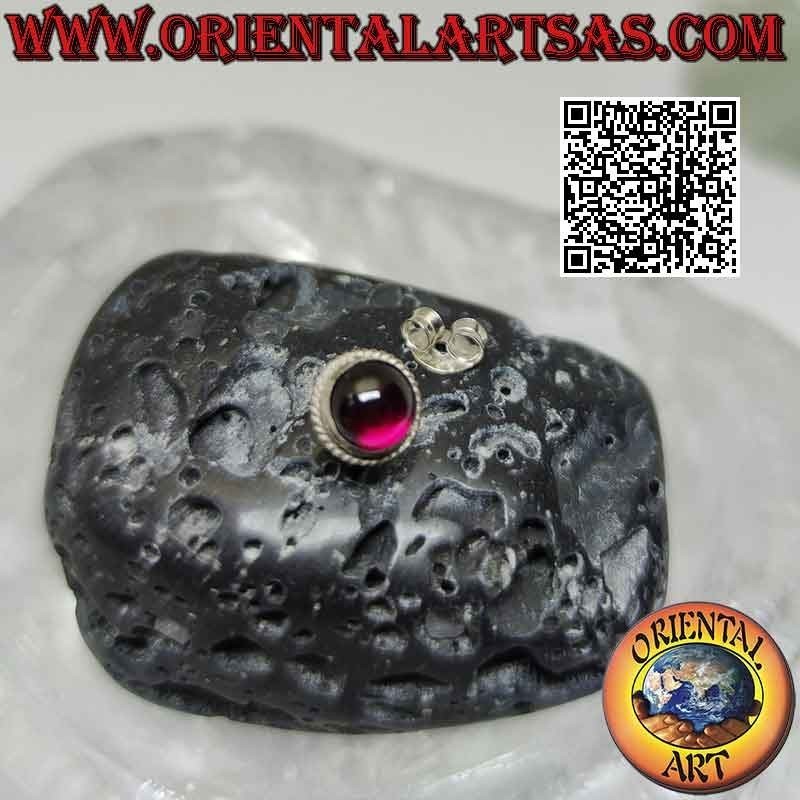 Mini orecchino in argento, granato tondo naturale cabochon con cornice puntinata