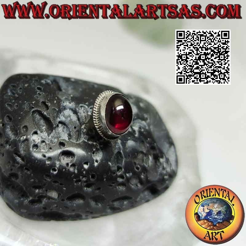 Mini orecchino in argento, granato grande ovale naturale cabochon con cornice puntinata