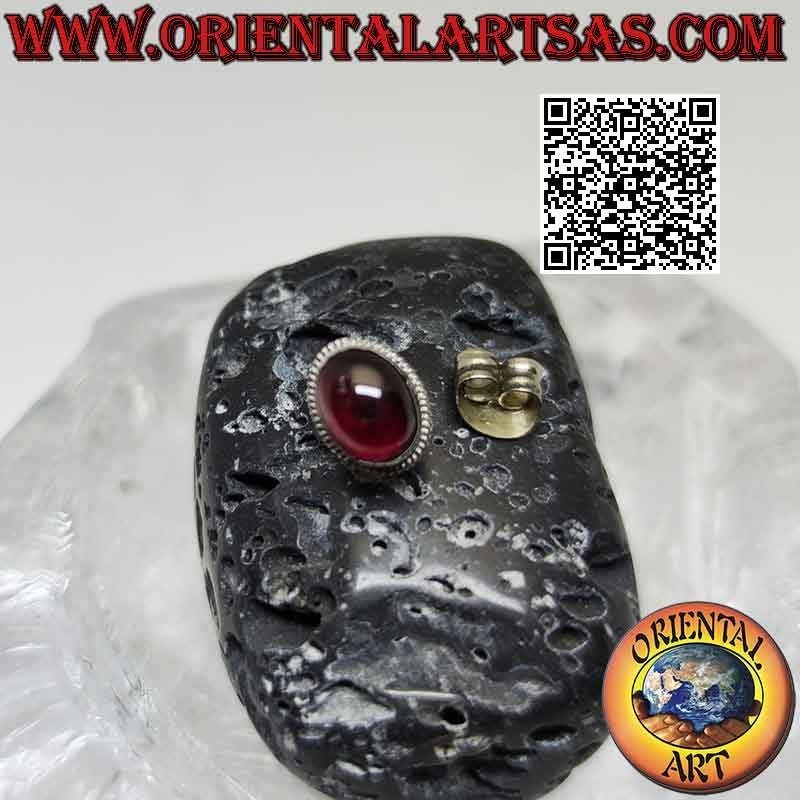 Mini orecchino in argento, granato grande ovale naturale cabochon con cornice puntinata