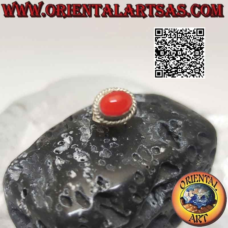 Mini-Ohrring aus Silber, ovaler Karneol-Cabochon, umgeben von Verflechtungen