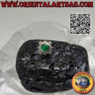 Mini earring in silver, round green agate surrounded by weaving and inserts on the cardinal points