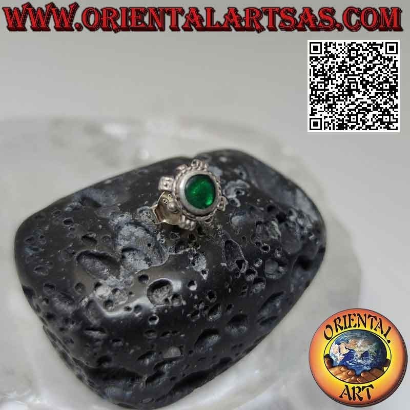 Mini earring in silver, round green agate surrounded by weaving and inserts on the cardinal points