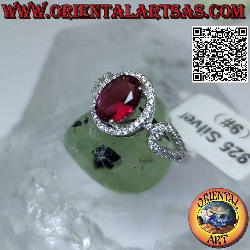 Anello in argento con granato ovale incastonato contornato zirconi bianchi e agganciato dai lati