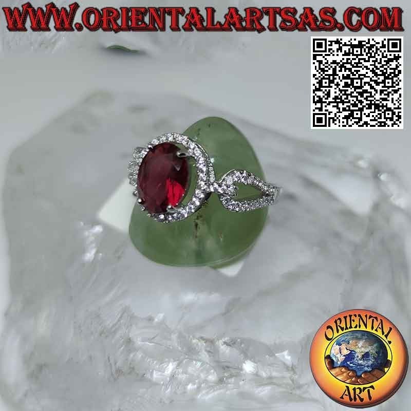 Bague en argent avec grenat ovale serti entouré de zircons blancs et crochet sur les côtés