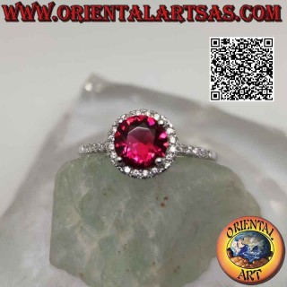 Anillo de plata con rubí sintético redondo engastado rodeado de circonitas y extensión en los laterales