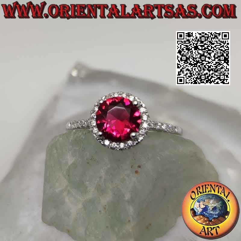 Anillo de plata con rubí sintético redondo engastado rodeado de circonitas y extensión en los laterales