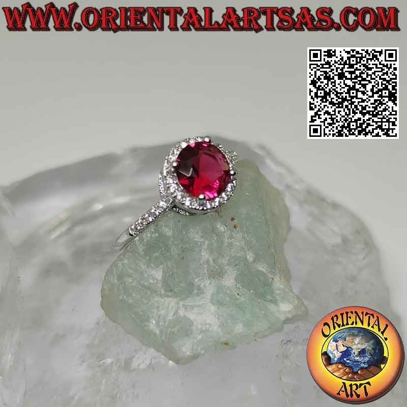 Anello in argento con rubino sintetico tondo incastonato contornato da zirconi e prolungamento sui lati