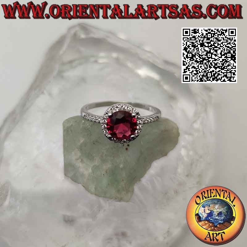 Anello in argento con rubino sintetico tondo incastonato contornato da zirconi e prolungamento sui lati