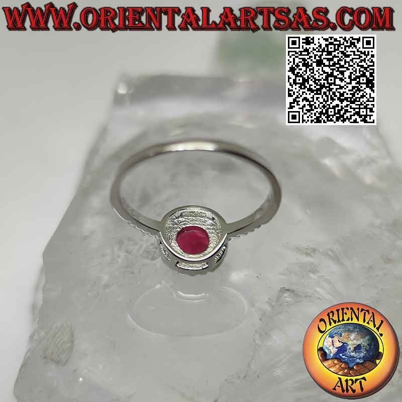 Anello in argento con rubino sintetico tondo incastonato contornato da zirconi e prolungamento sui lati