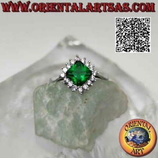 Anello in argento solitario con smeraldo di sintesi quadrato romboidale incastonato contornato da zirconi bianchi