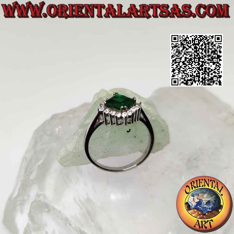 Bague en argent solitaire avec émeraude synthétique carrée rhomboïdale sertie entourée de zircons blancs