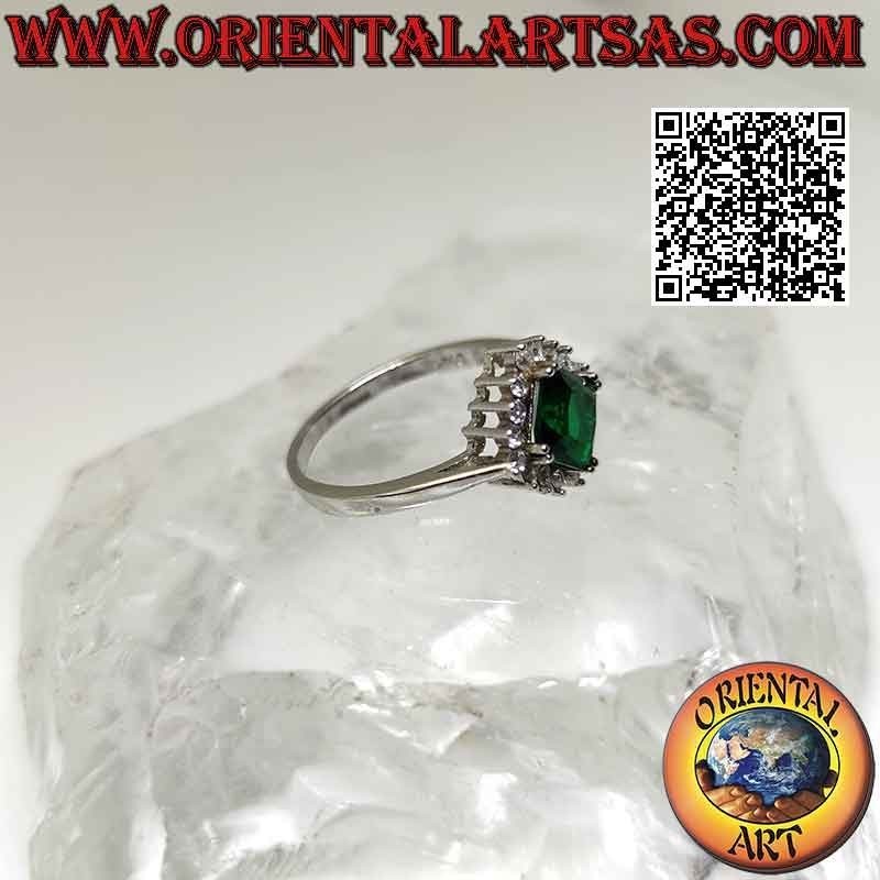 Anello in argento solitario con smeraldo di sintesi quadrato romboidale incastonato contornato da zirconi bianchi