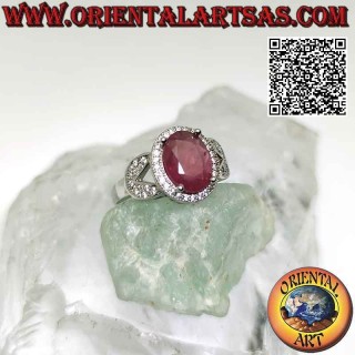 Bague en argent avec gros rubis naturel ovale serti entouré de zircons et accroché à deux sur les côtés