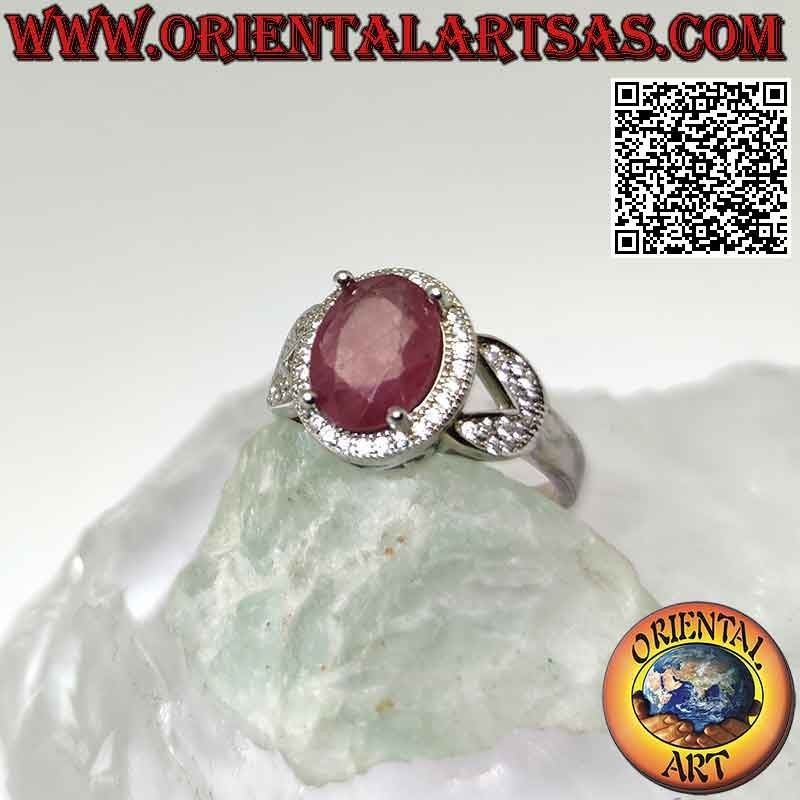 Bague en argent avec gros rubis naturel ovale serti entouré de zircons et accroché à deux sur les côtés