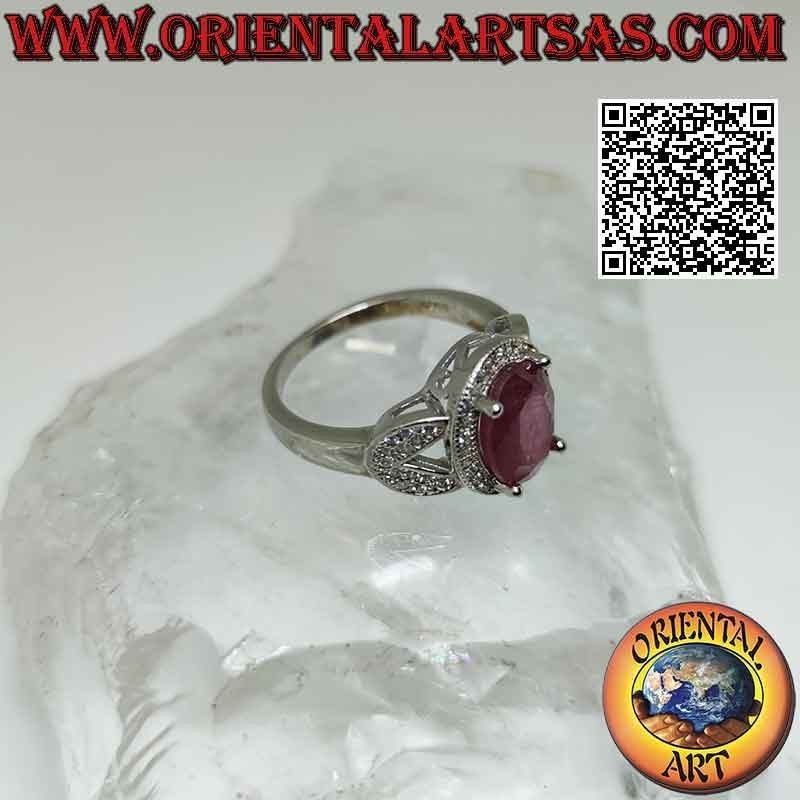 Anello in argento con grande rubino naturale ovale incastonato contornato da zirconi e agganciato a due sui lati