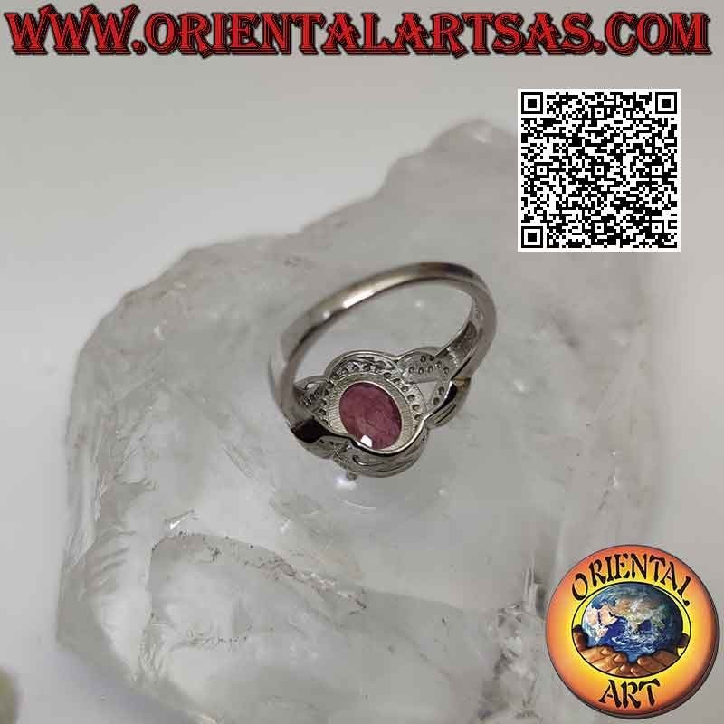 Anello in argento con grande rubino naturale ovale incastonato contornato da zirconi e agganciato a due sui lati
