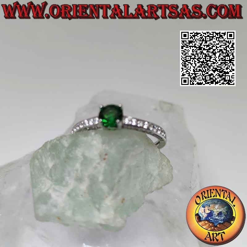 Anello in argento solitario con smeraldo di sintesi tondo incastonato e zirconi bianchi sui lati