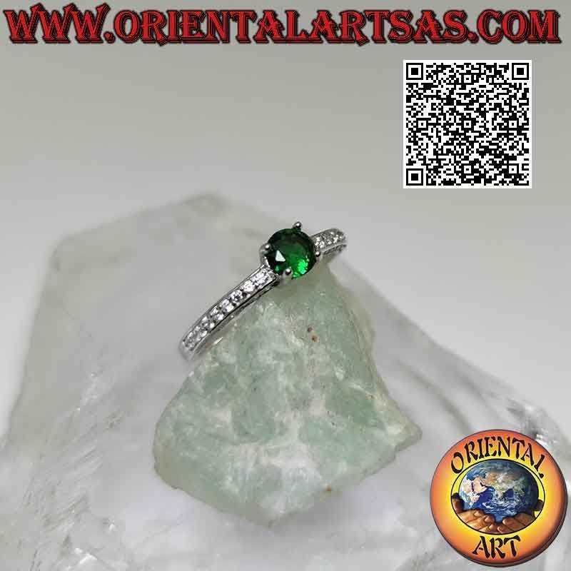 Anello in argento solitario con smeraldo di sintesi tondo incastonato e zirconi bianchi sui lati