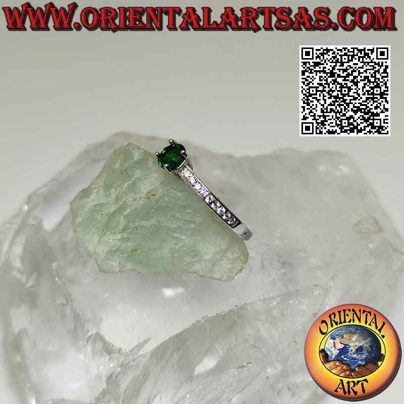 Anello in argento solitario con smeraldo di sintesi tondo incastonato e zirconi bianchi sui lati
