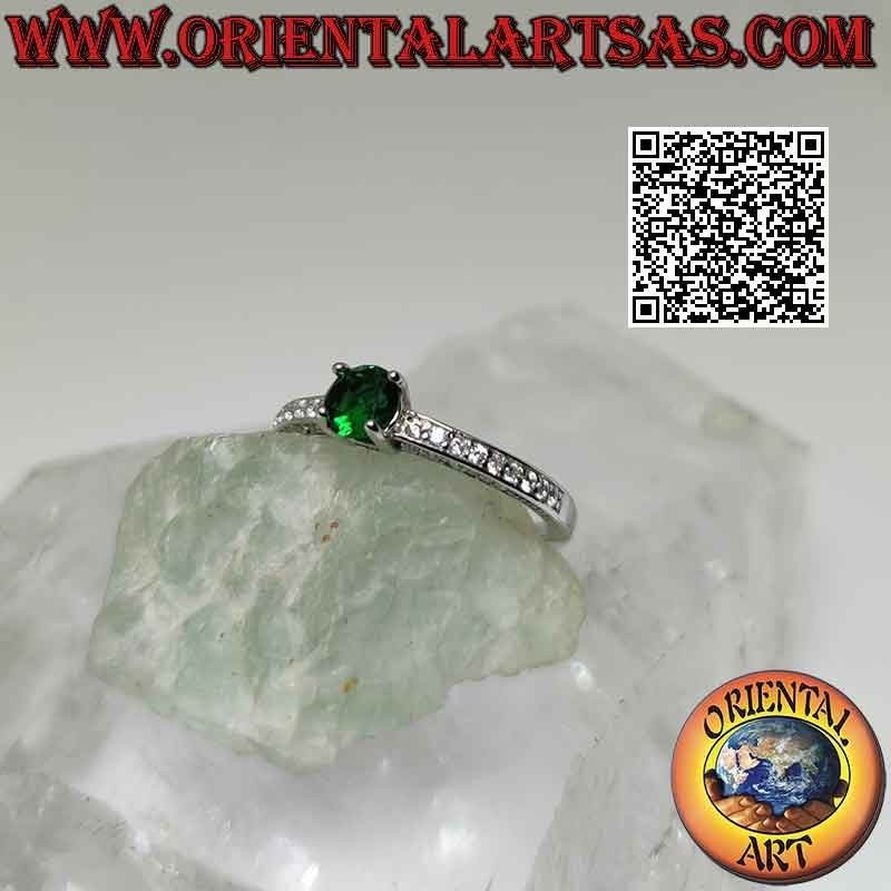 Bague en argent solitaire sertie d'émeraudes synthétiques rondes et de zircons blancs sur les côtés
