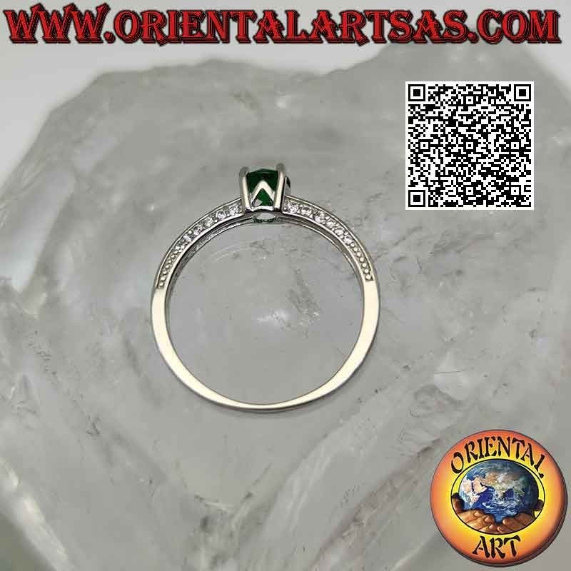 Anello in argento solitario con smeraldo di sintesi tondo incastonato e zirconi bianchi sui lati