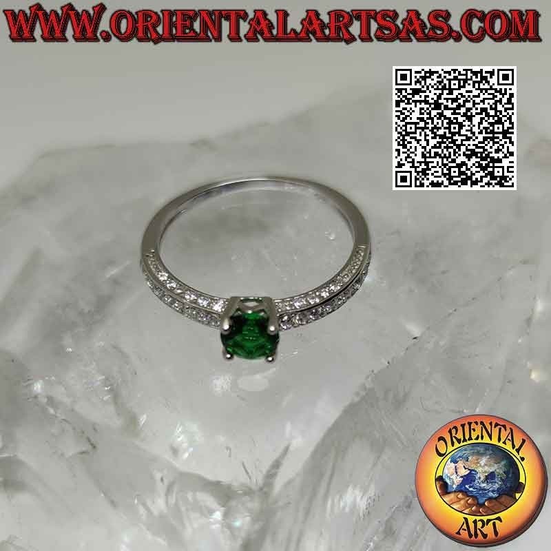 Anillo solitario de plata con engaste de esmeraldas sintéticas redondas y circonitas blancas en los laterales