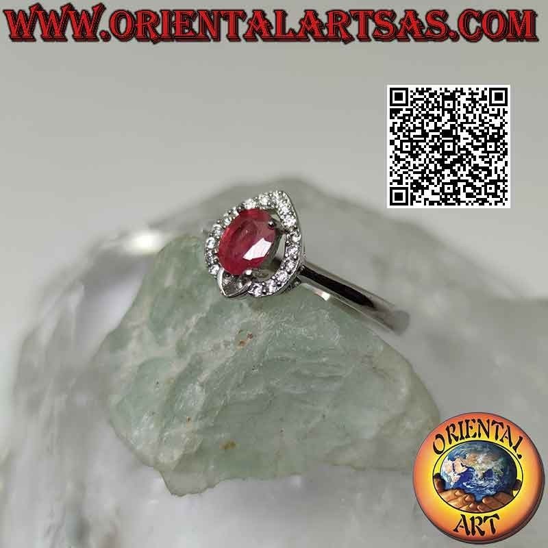 Anello in argento solitario a cuore con corona con rubino naturale ovale e zirconi