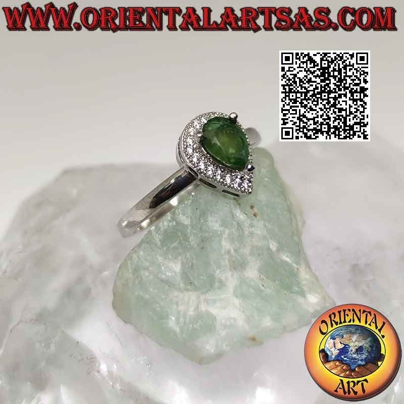 Anello in argento solitario con smeraldo naturale a goccia alta incastonato contornato da zirconi
