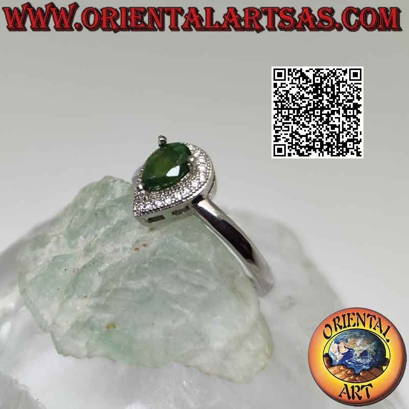 Anello in argento solitario con smeraldo naturale a goccia alta incastonato contornato da zirconi
