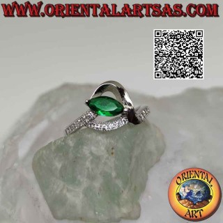 Anello in argento con smeraldo di sintesi a navetta incastonato tra due linee intrecciate (liscia e con zirconi)