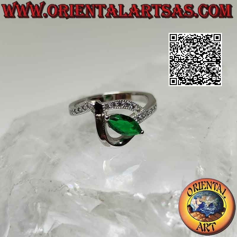 Bague en argent avec émeraude navette synthétique sertie entre deux lignes entrelacées (lisse et avec zircons)