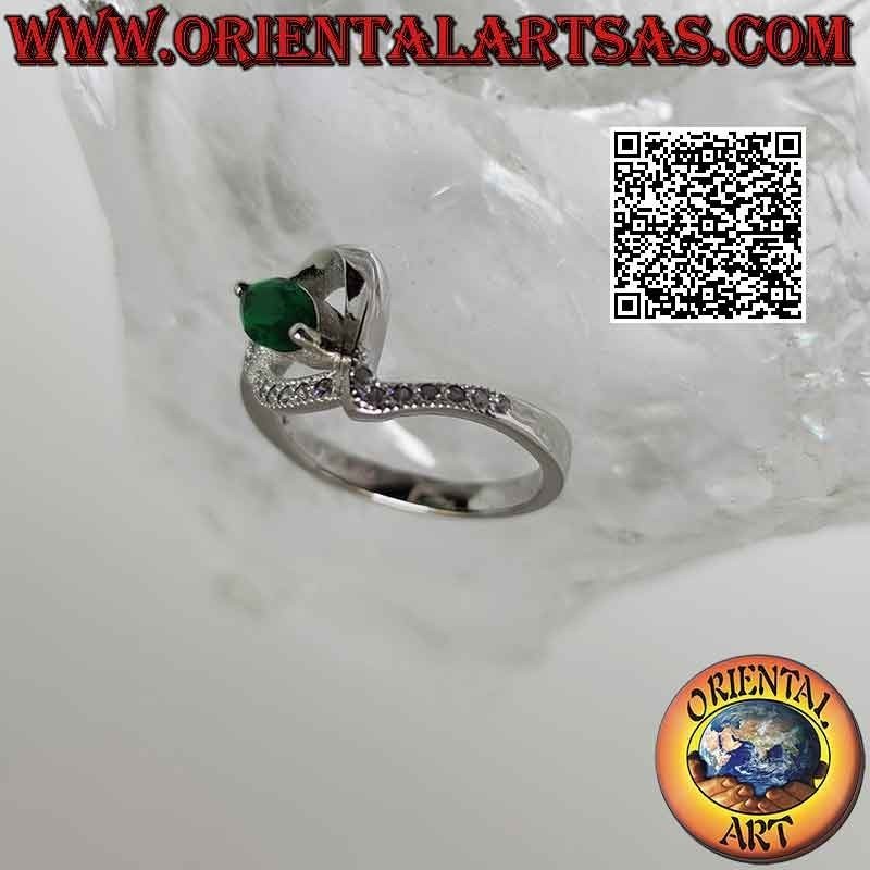 Anello in argento con smeraldo di sintesi a navetta incastonato tra due linee intrecciate (liscia e con zirconi)