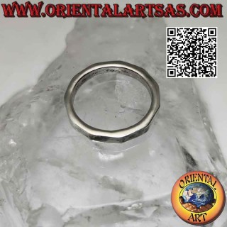 Smooth silver ring with decagonal band with round interior