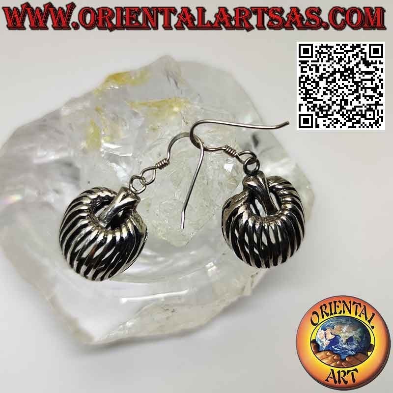 Boucles d'oreilles à levier en argent avec sac pendentif rayé et perforé