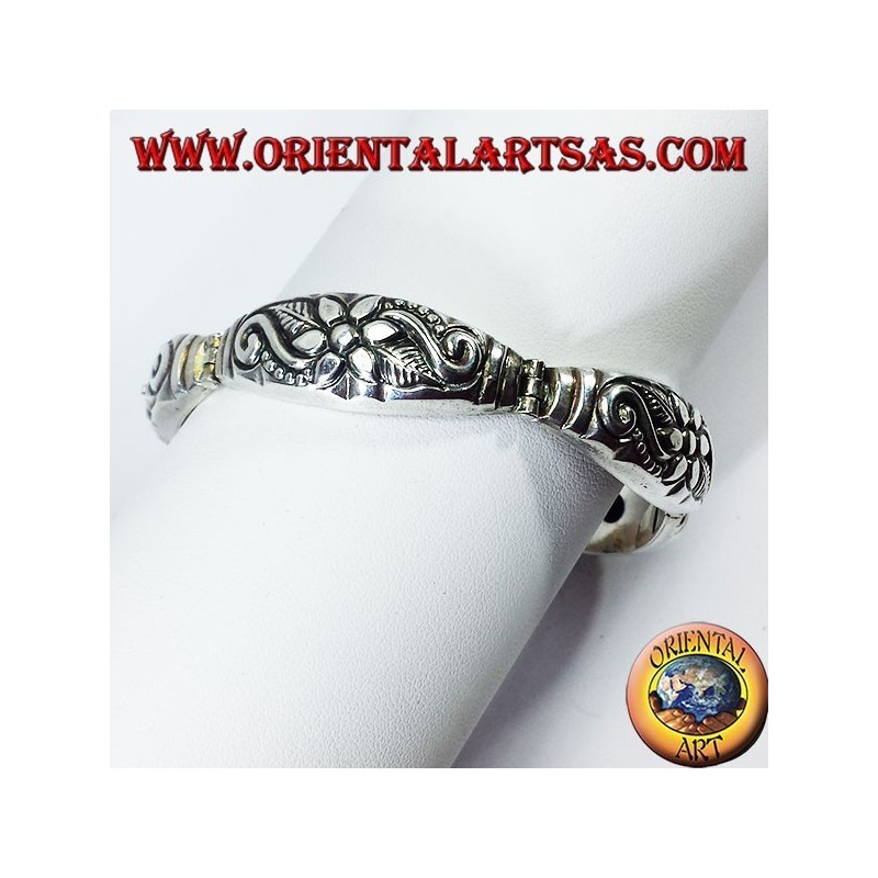 Bracciale in argento semirigido cesellato a mano fiore