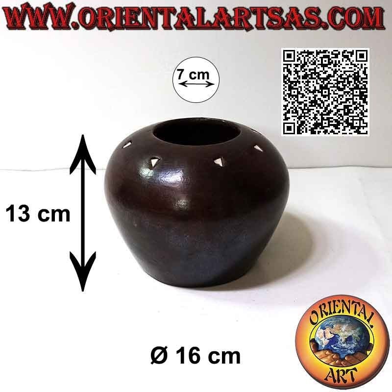 Ciotola bombata tradizionale di Lombok in terracotta scura con triangoli bianchi, fatta a mano