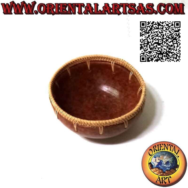 Bol rond des aborigènes de Lombok en terre cuite et bordure en rotin