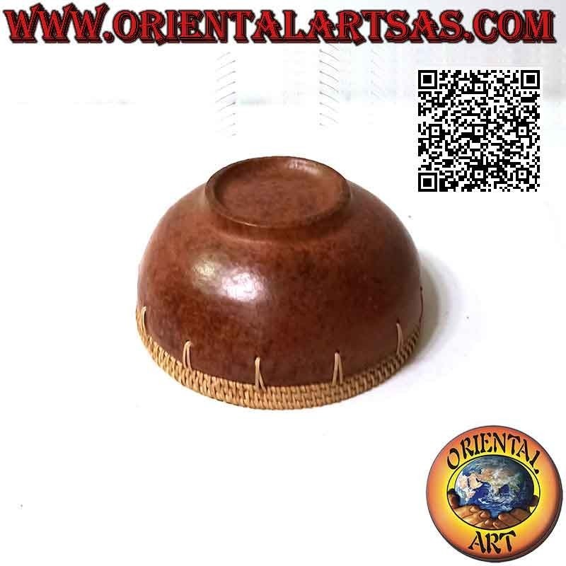 Bol rond des aborigènes de Lombok en terre cuite et bordure en rotin