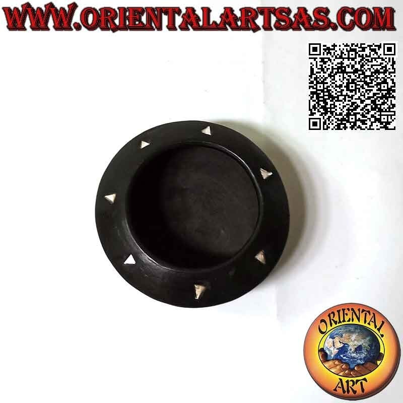 Traditionelle Lombok-Schale aus dunklem Terrakotta mit weißen Dreiecken, handgefertigt