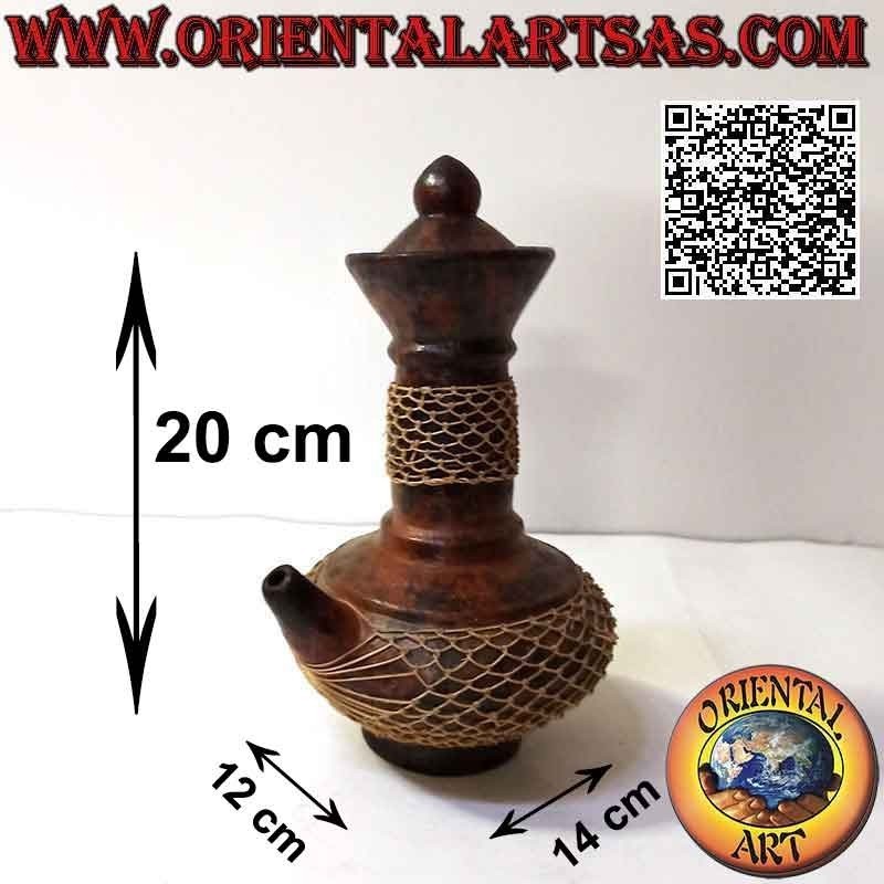 Brocca magica tradizionale di Lombok in terracotta e filo di midollino intrecciato, fatta a mano